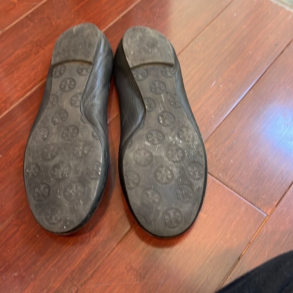 Tory Burch Flate w/gold design - Picture 5 of 5